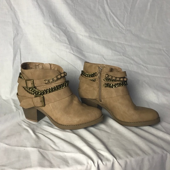 Mudd Shoes - 💜 SALE 🎉 Ankle Booties w/ Chain & Buckle